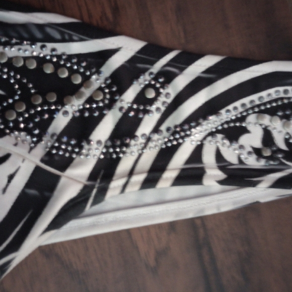 A BEAUTIFUL BEADED SIZE LARGE, MAXI DRESS. - Picture 3 of 4